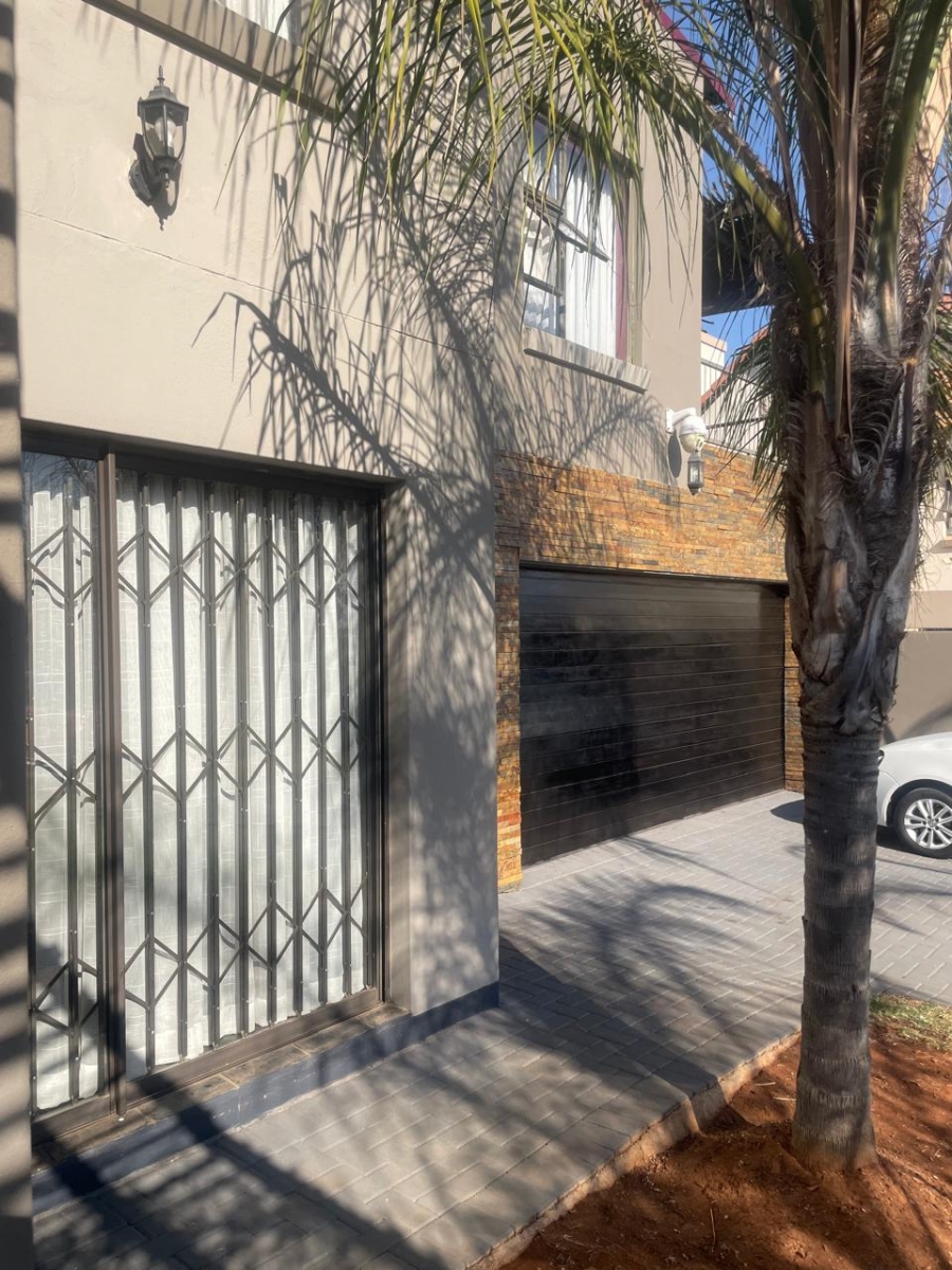 4 Bedroom Property for Sale in Gateway Manor North West